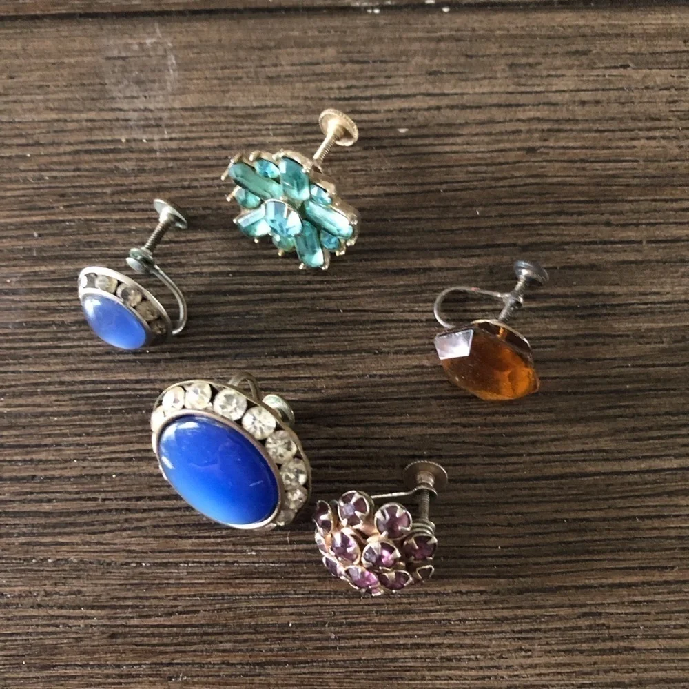 Vintage single turn style earrings 5 ct.